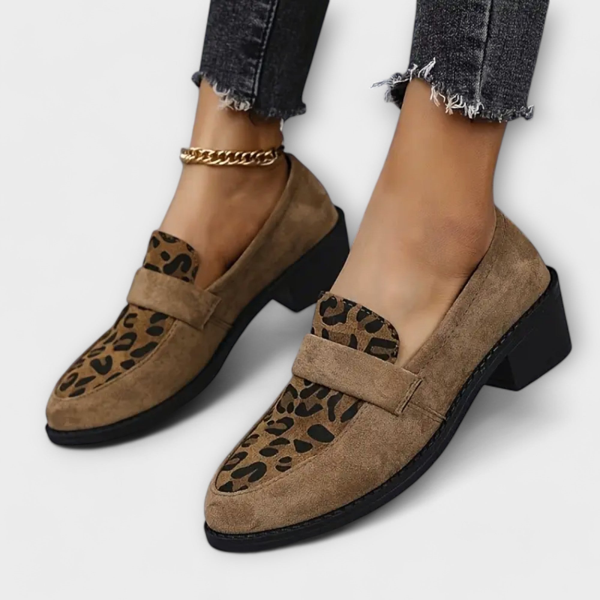 Zapatos de mujer elegantes con estampado de leopardo.