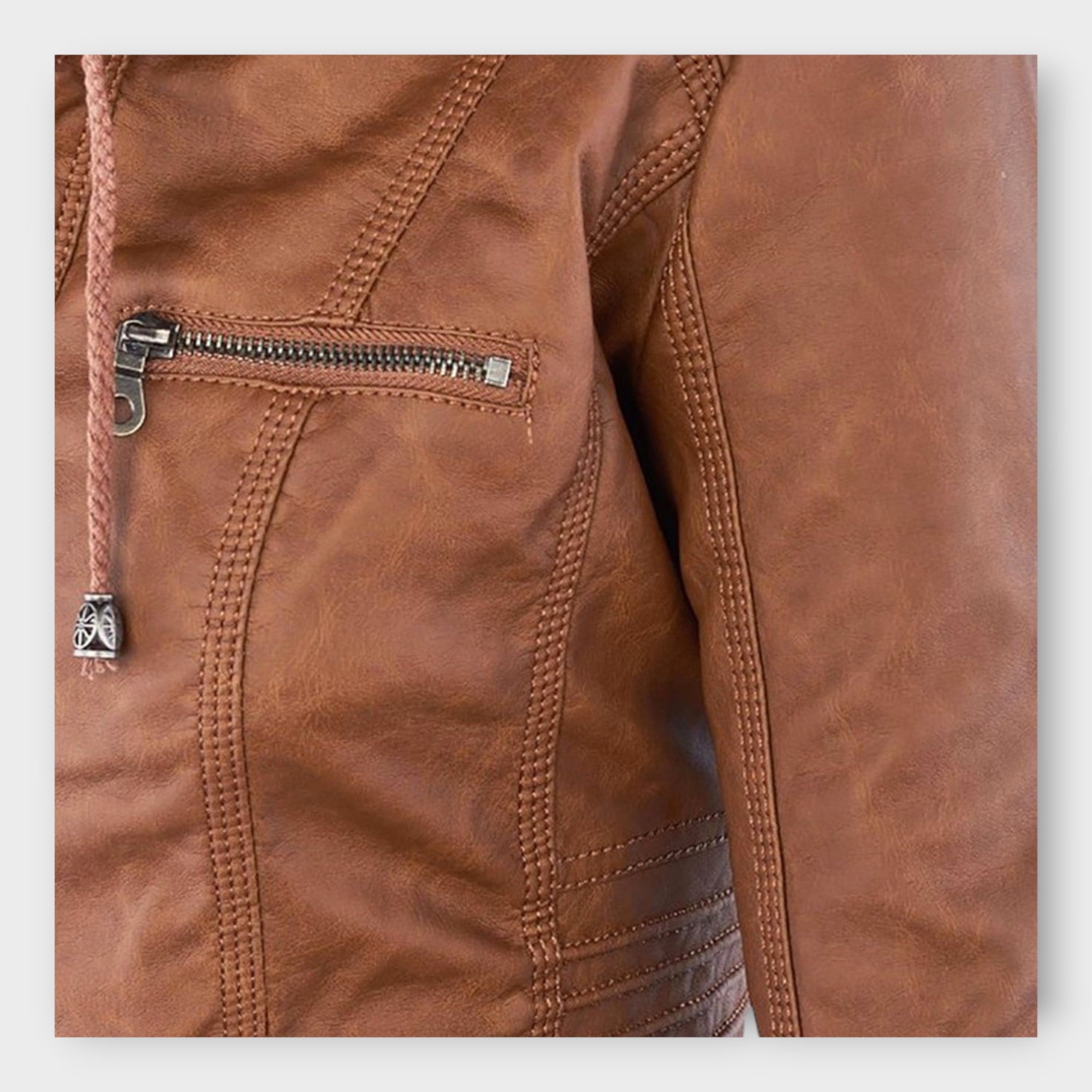 Chaqueta de cuero moderna con capucha y línea atemporal