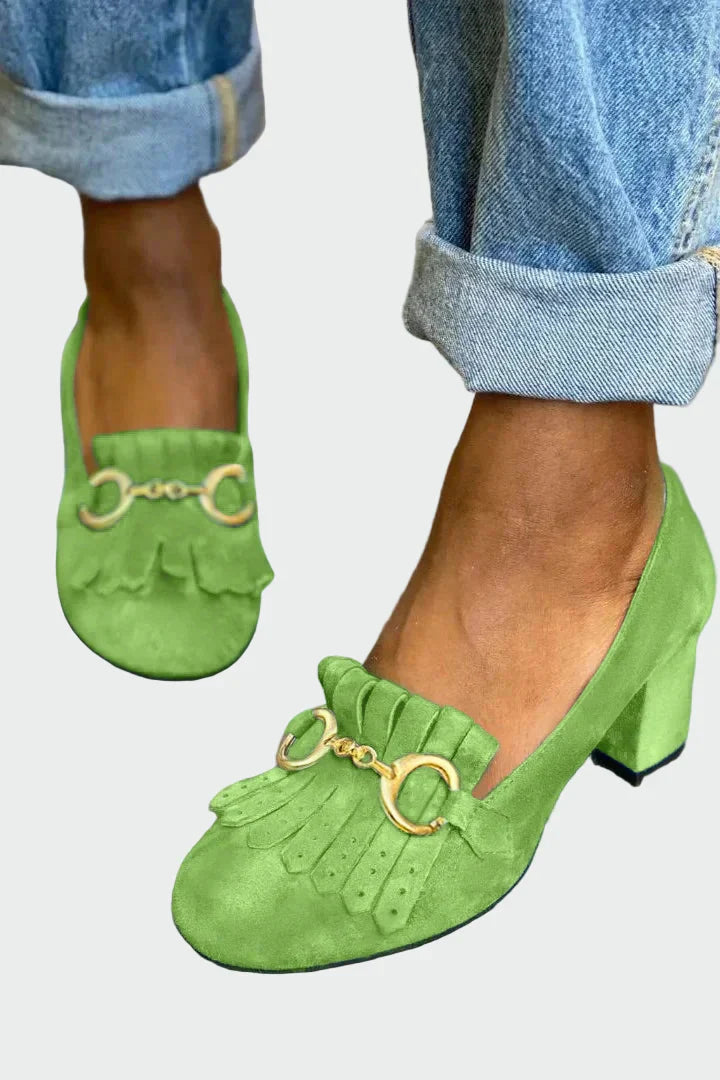 Tacón con detalle de flecos y hebilla dorada