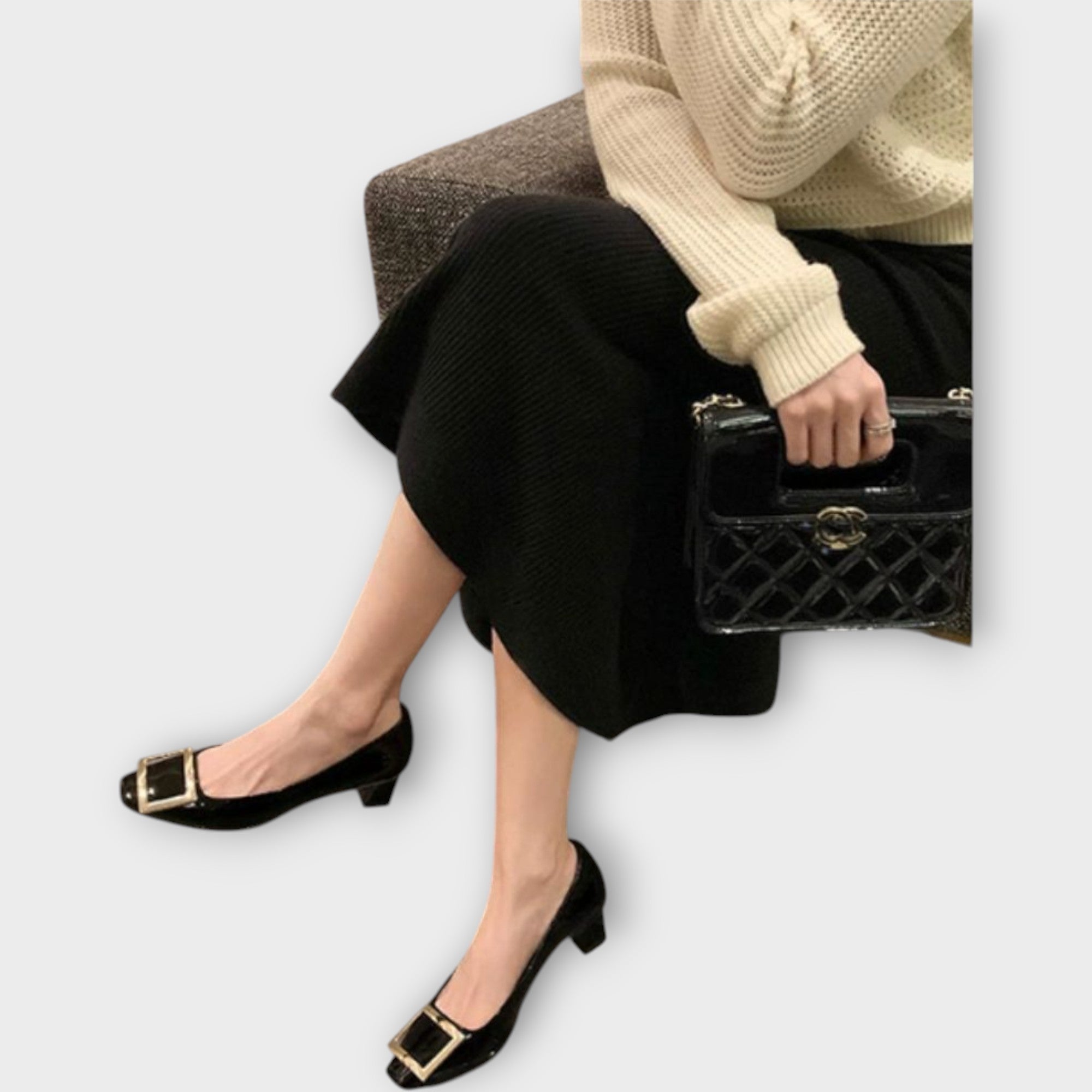 Sandalias elegantes de tacón medio y punta cuadrada.