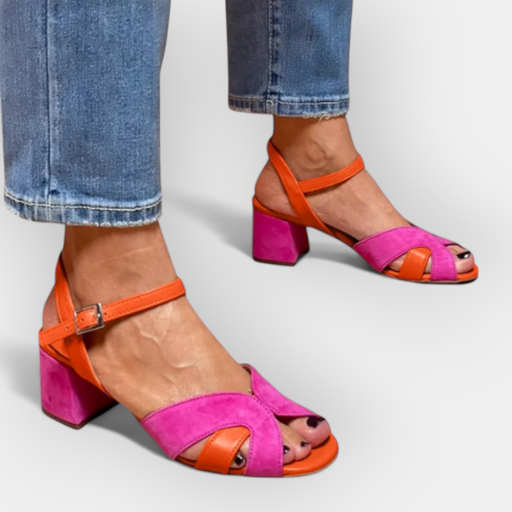 Sandalias con tacón estable y colores modernos