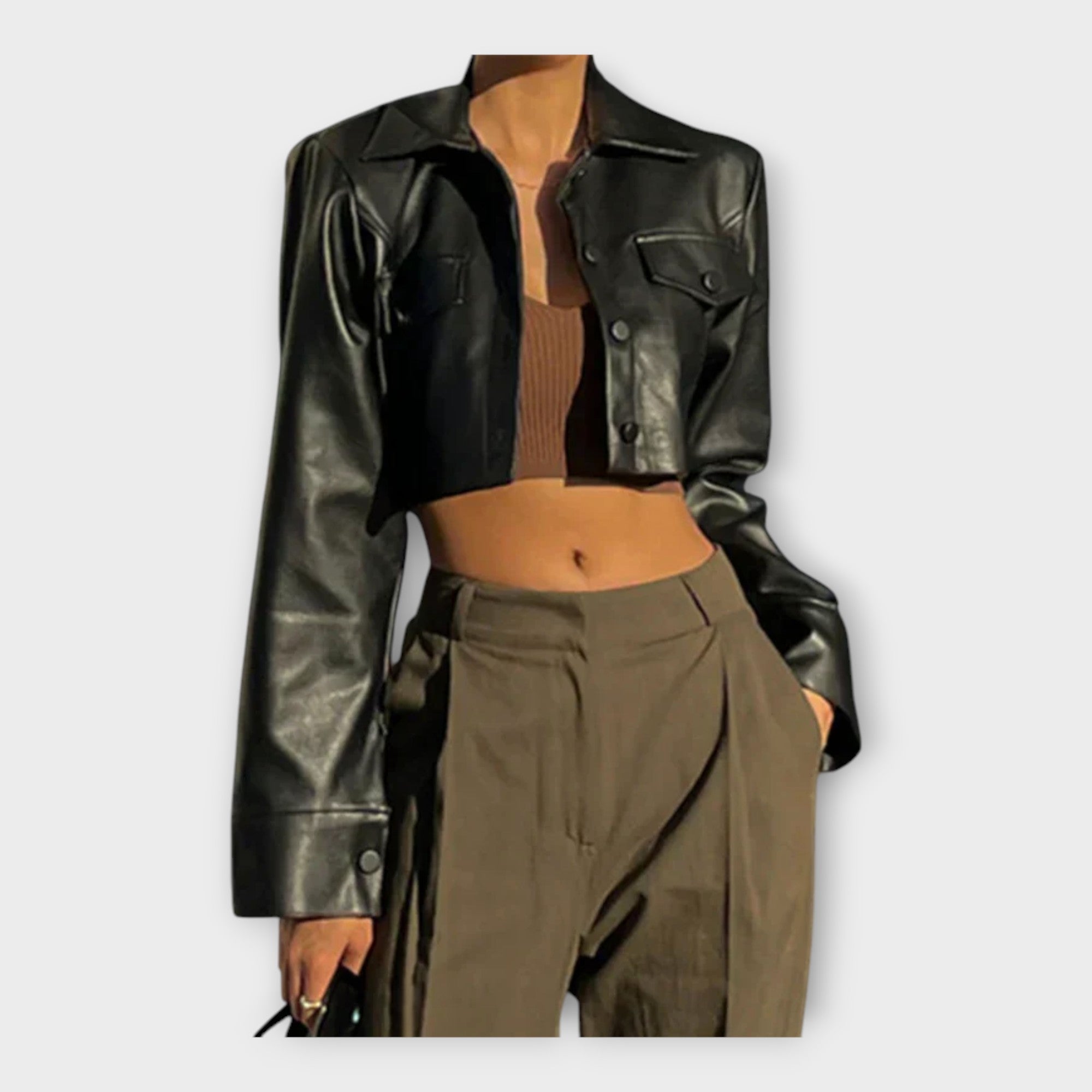 Chaqueta corta de cuero con bolsillos