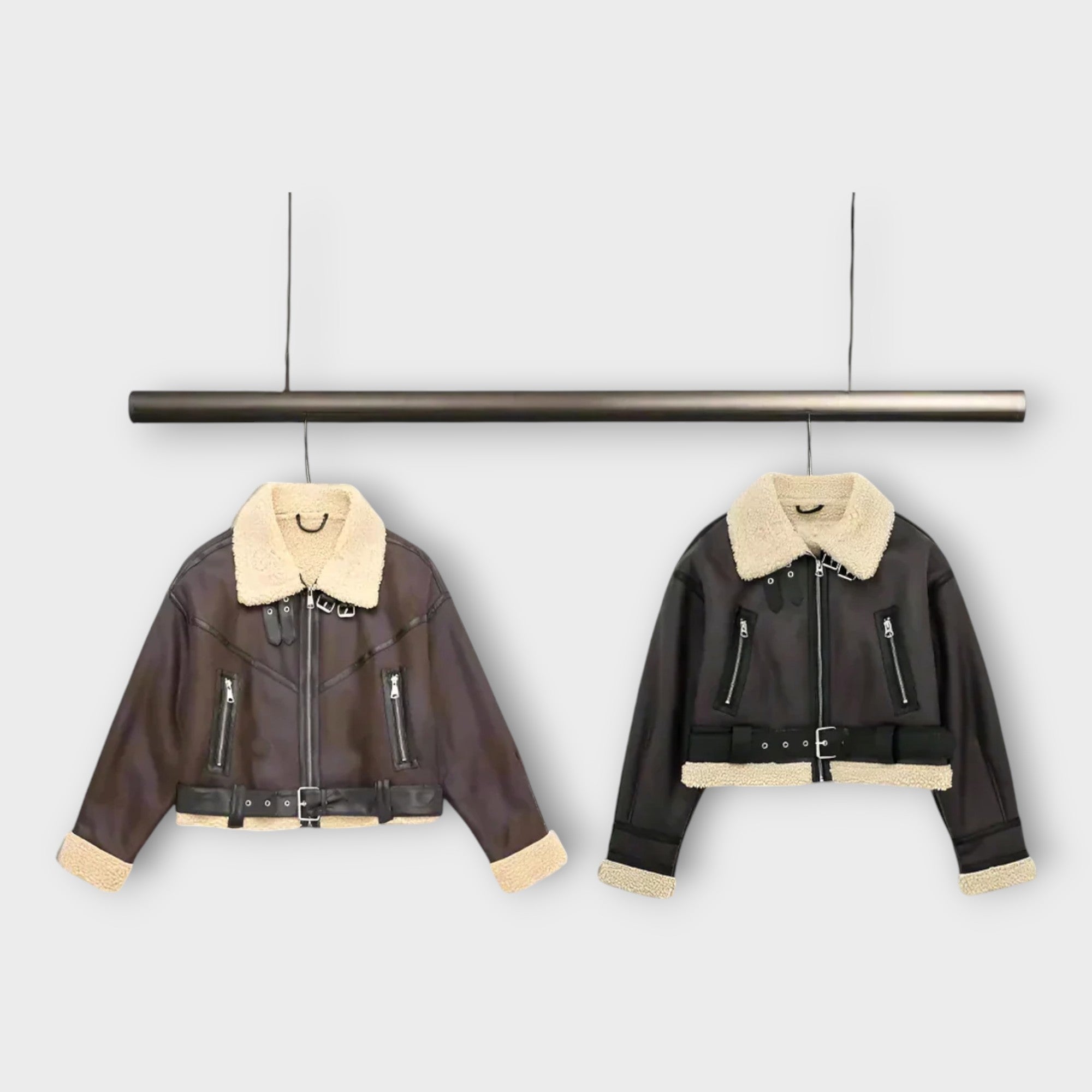 Chaqueta corta de cuero con pelo y cinturón