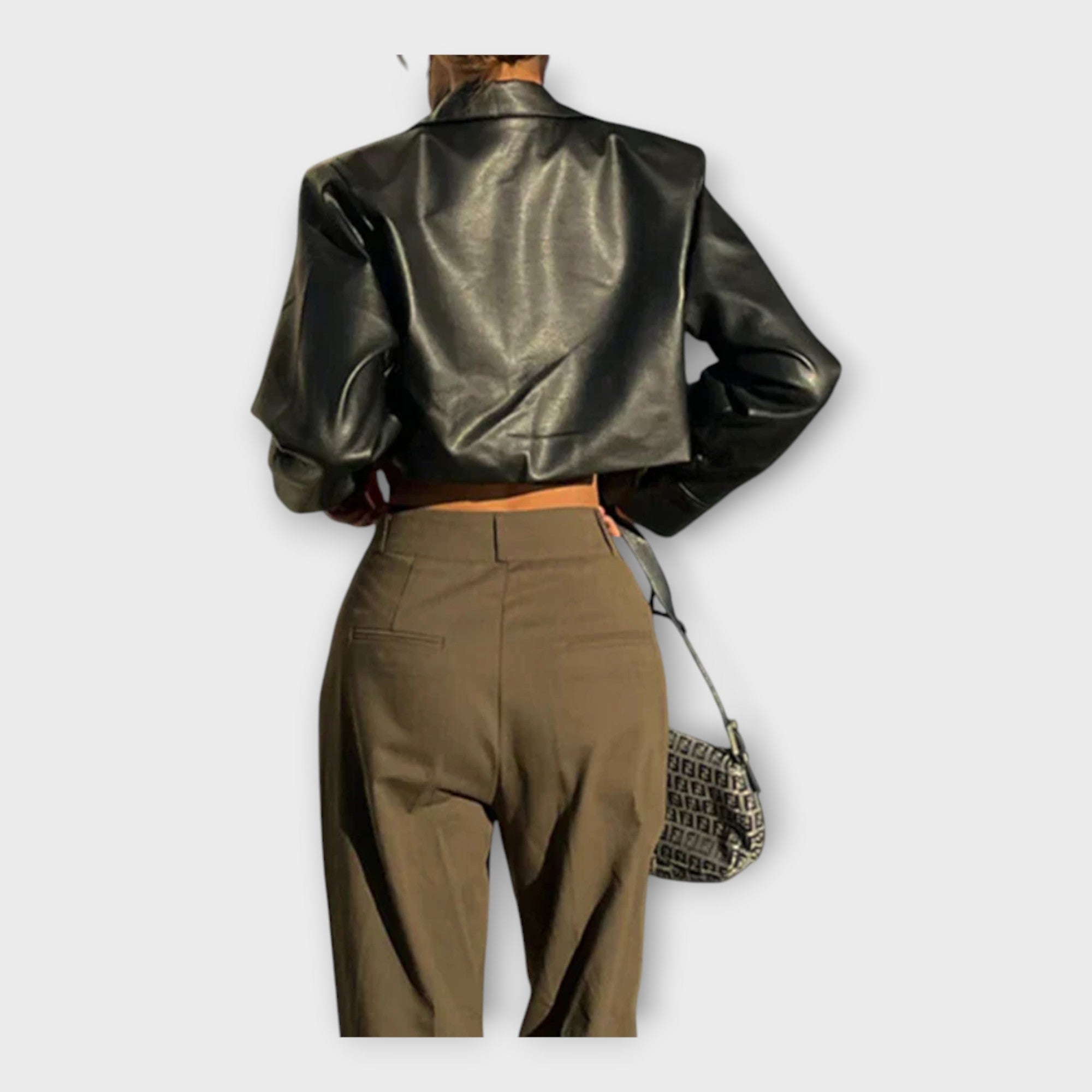 Chaqueta corta de cuero con bolsillos