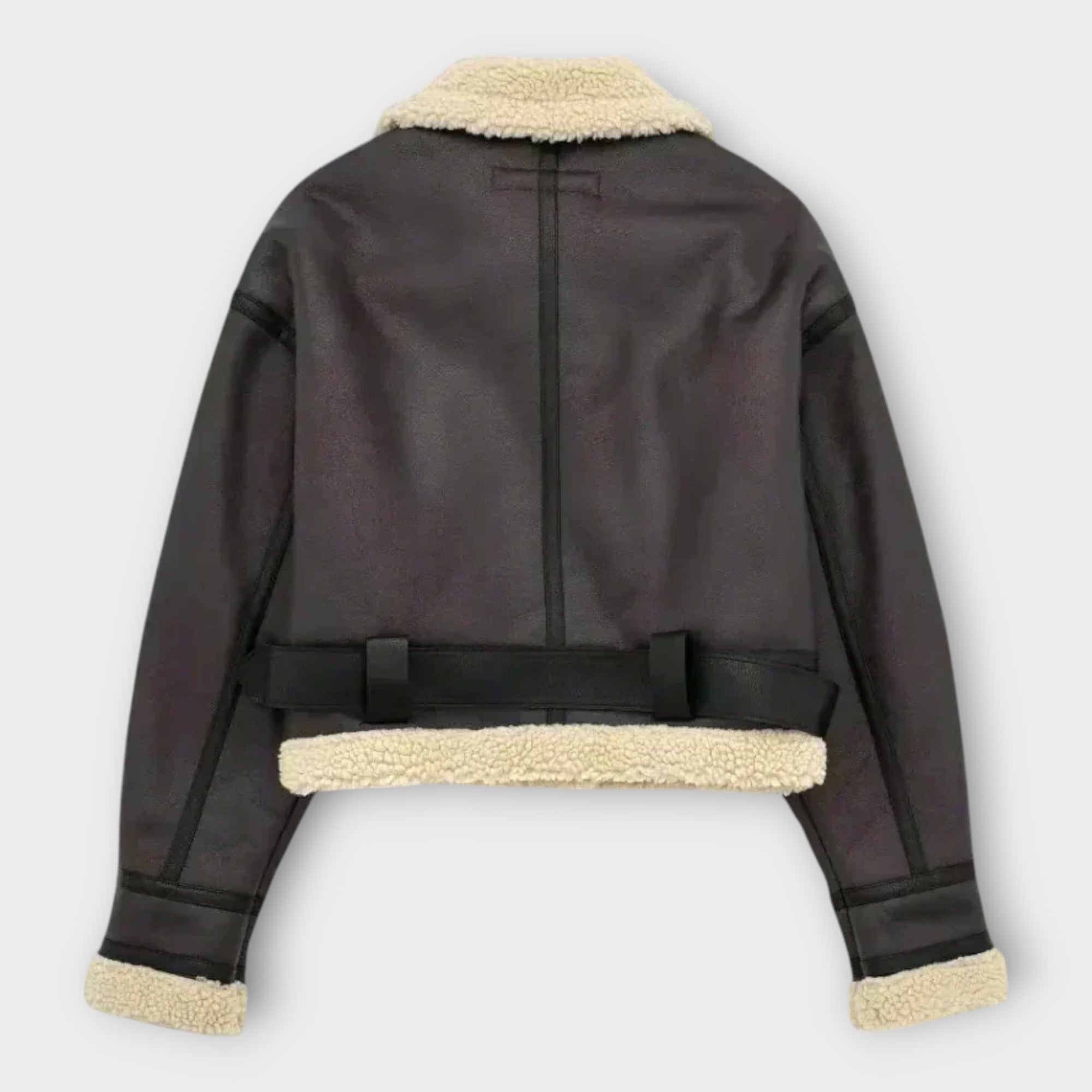 Chaqueta corta de cuero con pelo y cinturón