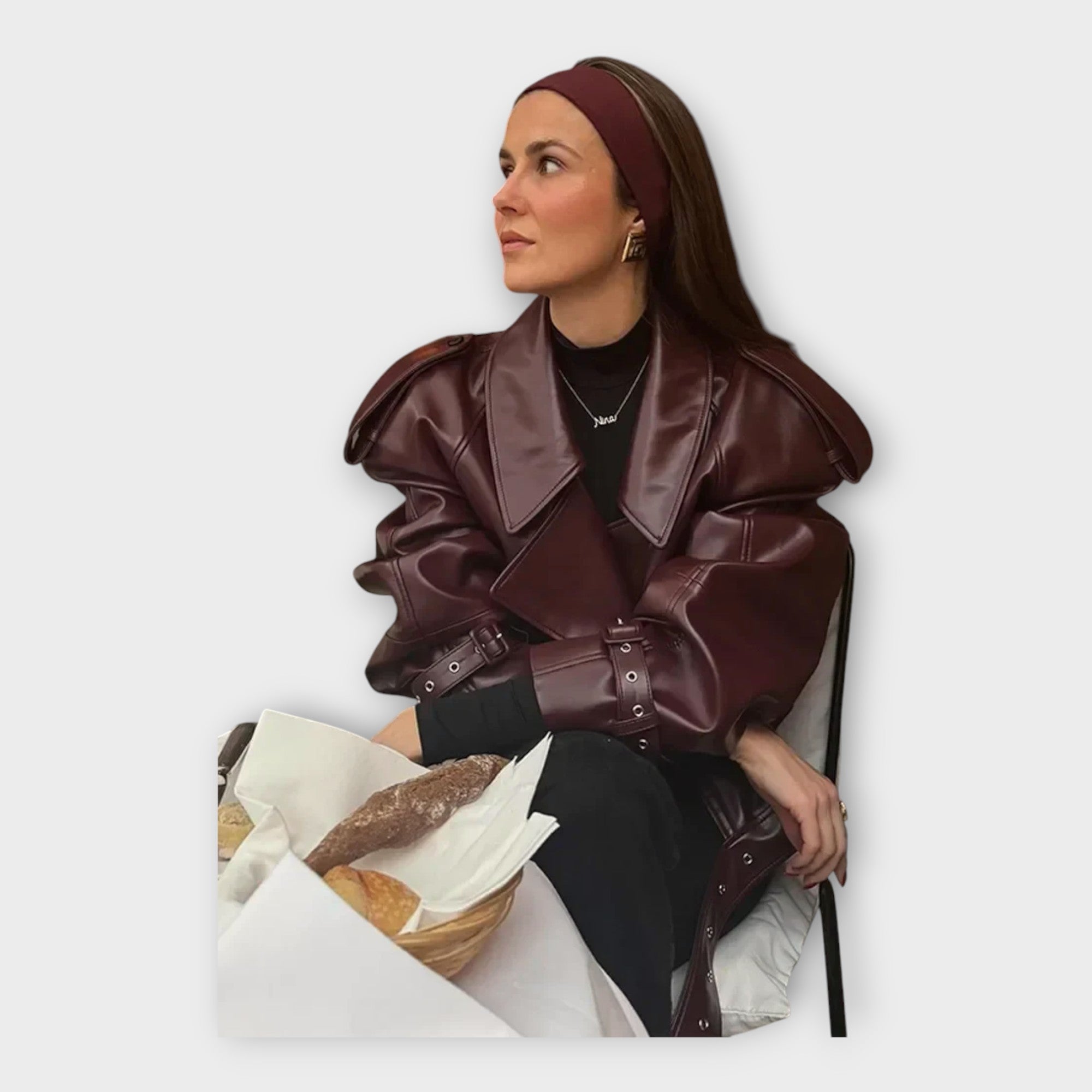 Chaqueta de cuero con cinturón y detalles modernos