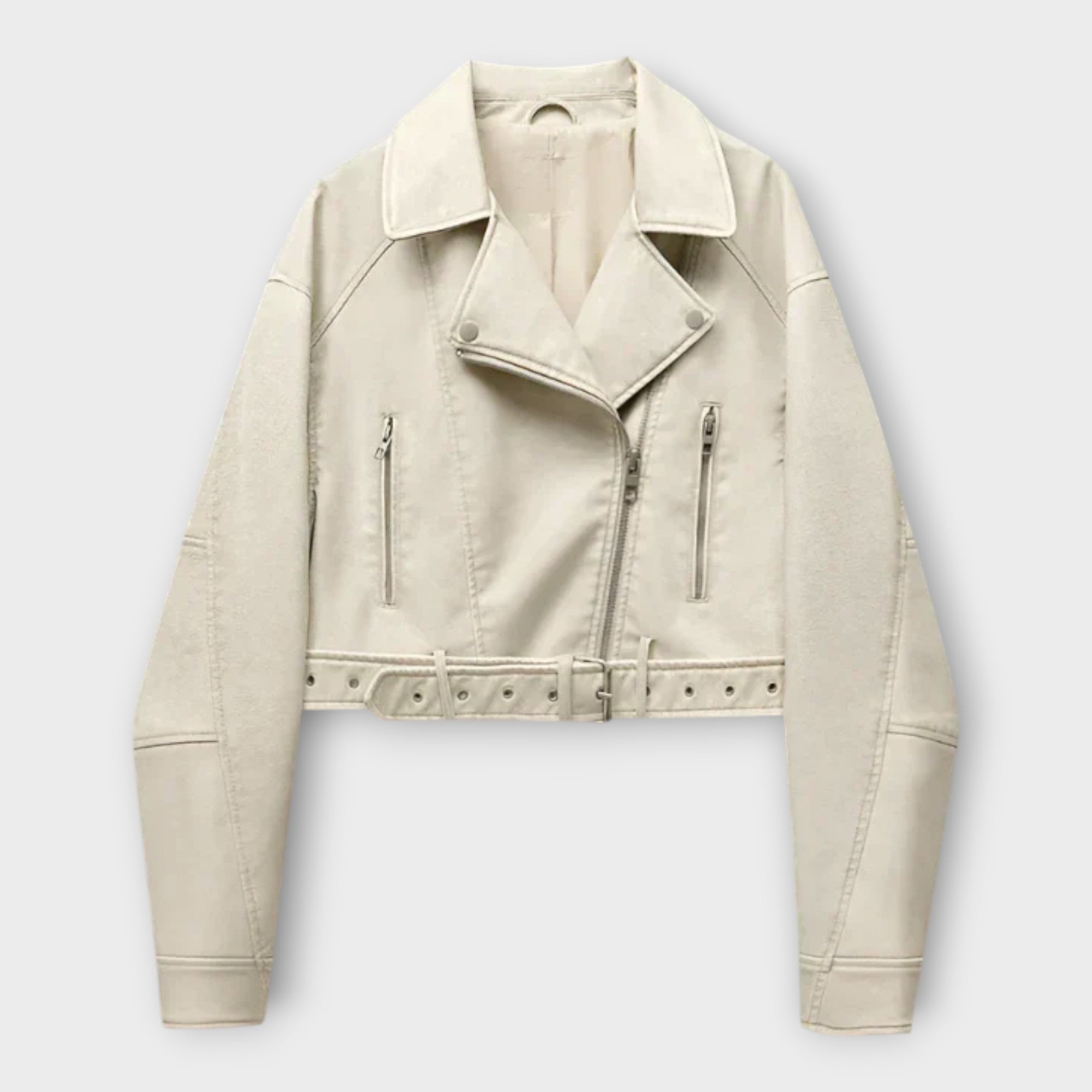 Moderna chaqueta corta de cuero con cinturón y estética sofisticada