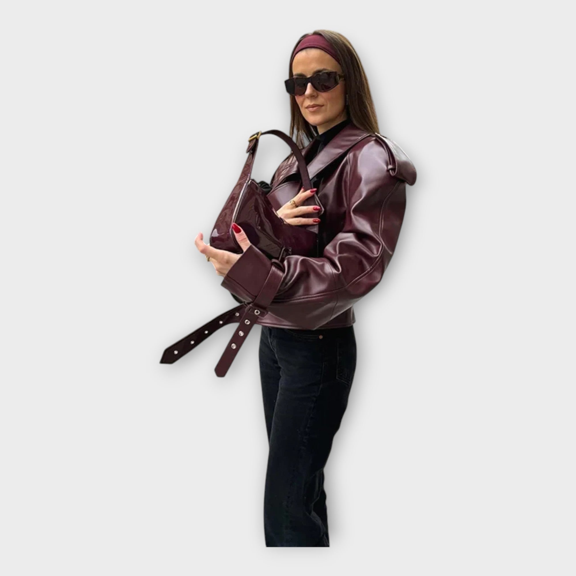 Chaqueta de cuero con cinturón y detalles modernos