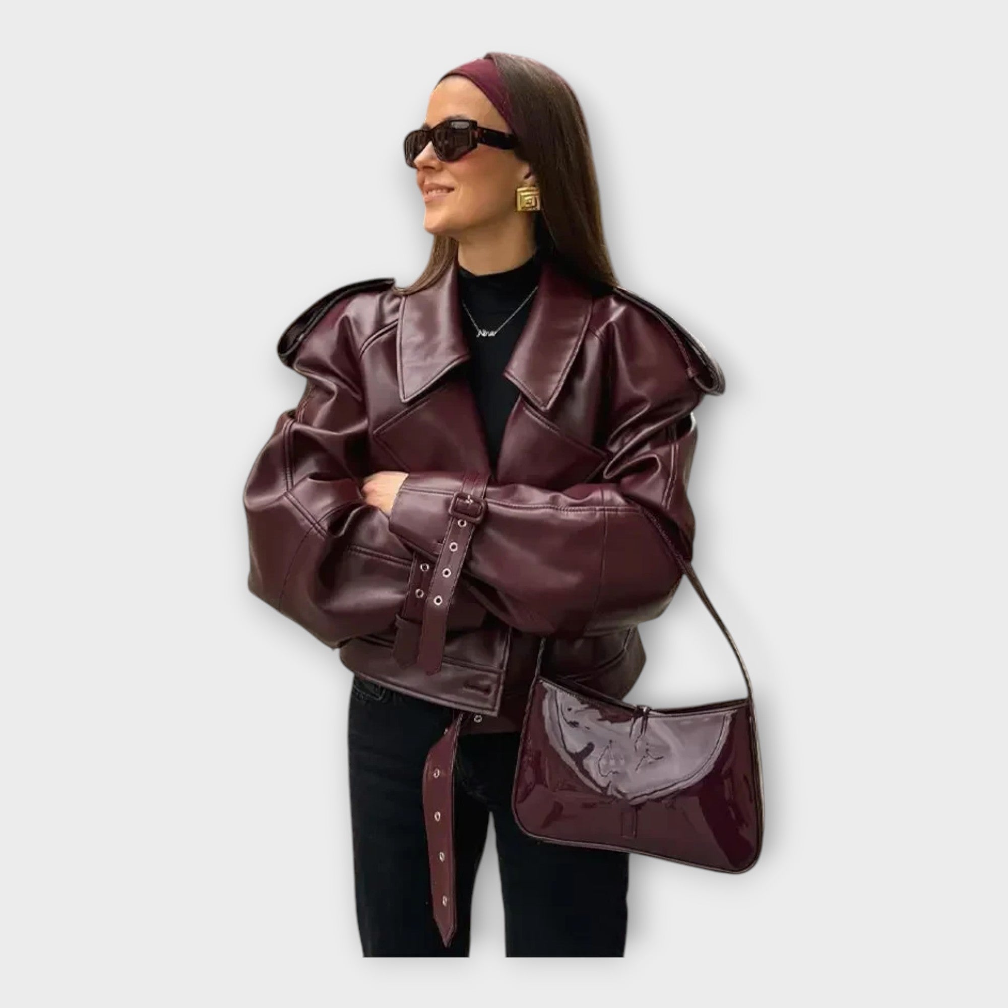 Chaqueta de cuero con cinturón y detalles modernos