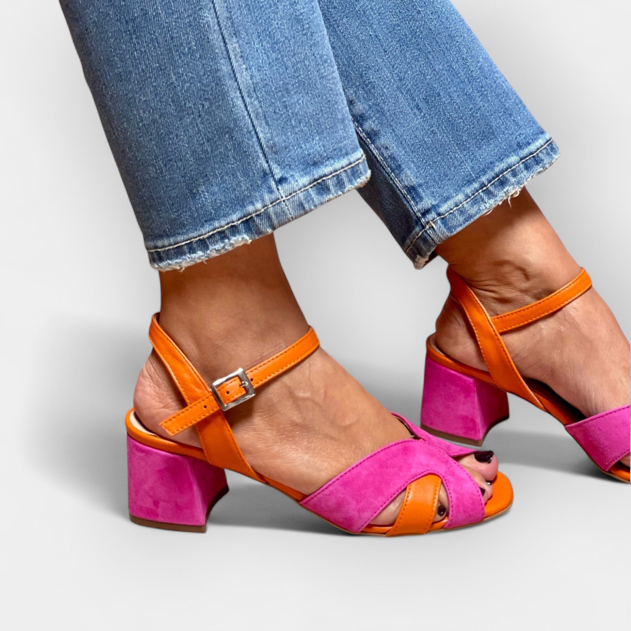 Sandalias con tacón estable y colores modernos