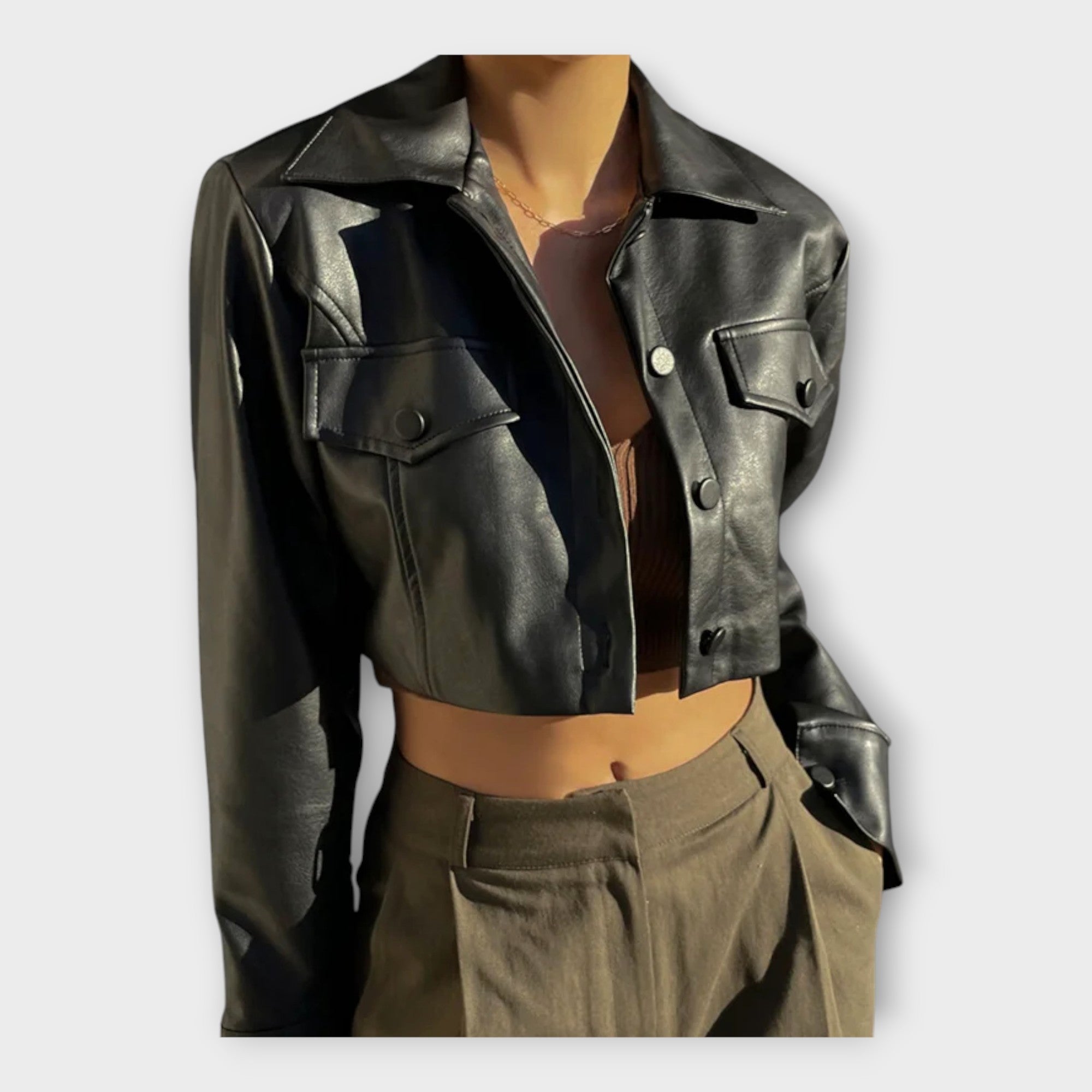 Chaqueta corta de cuero con bolsillos