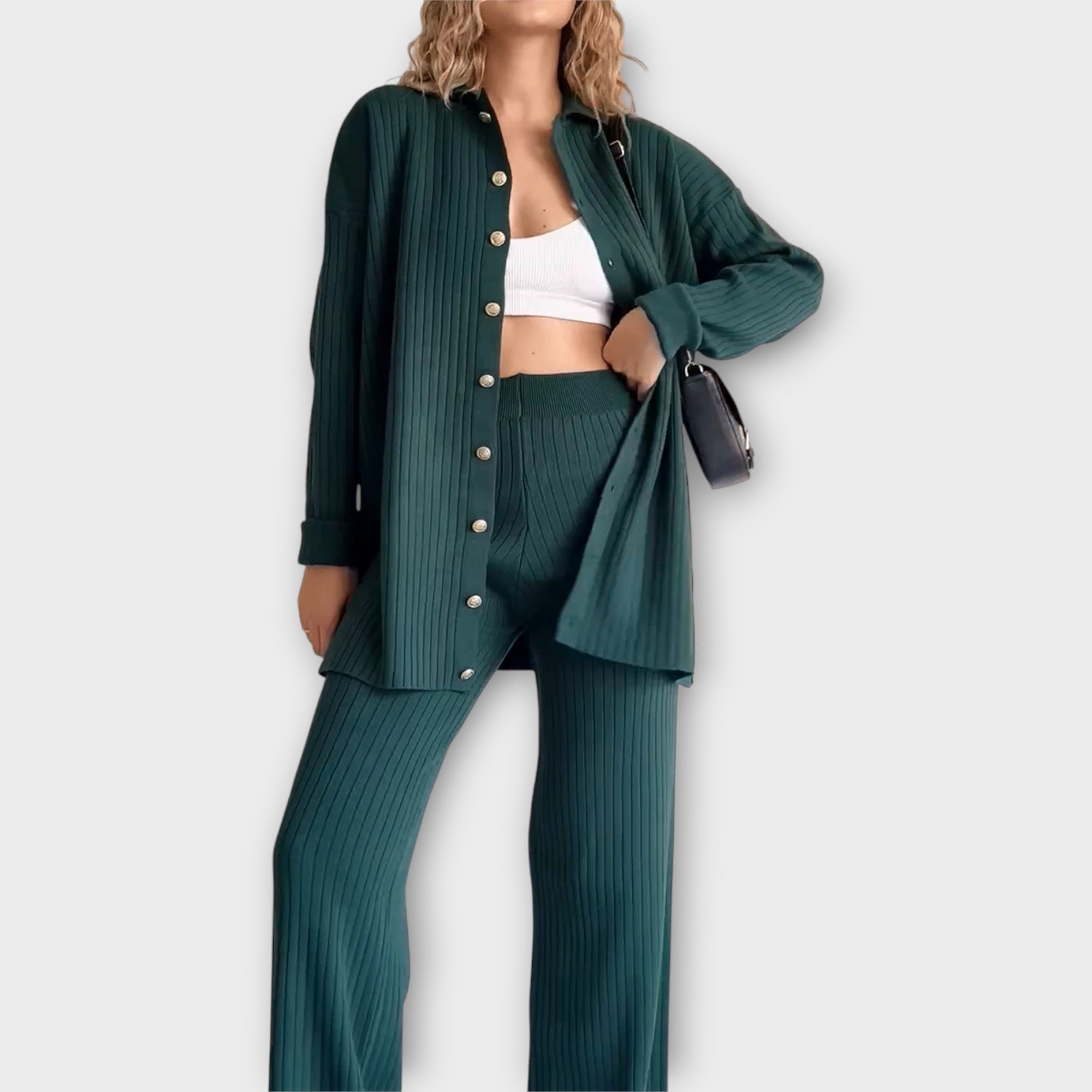 Conjunto con detalles en canalé y línea elegante