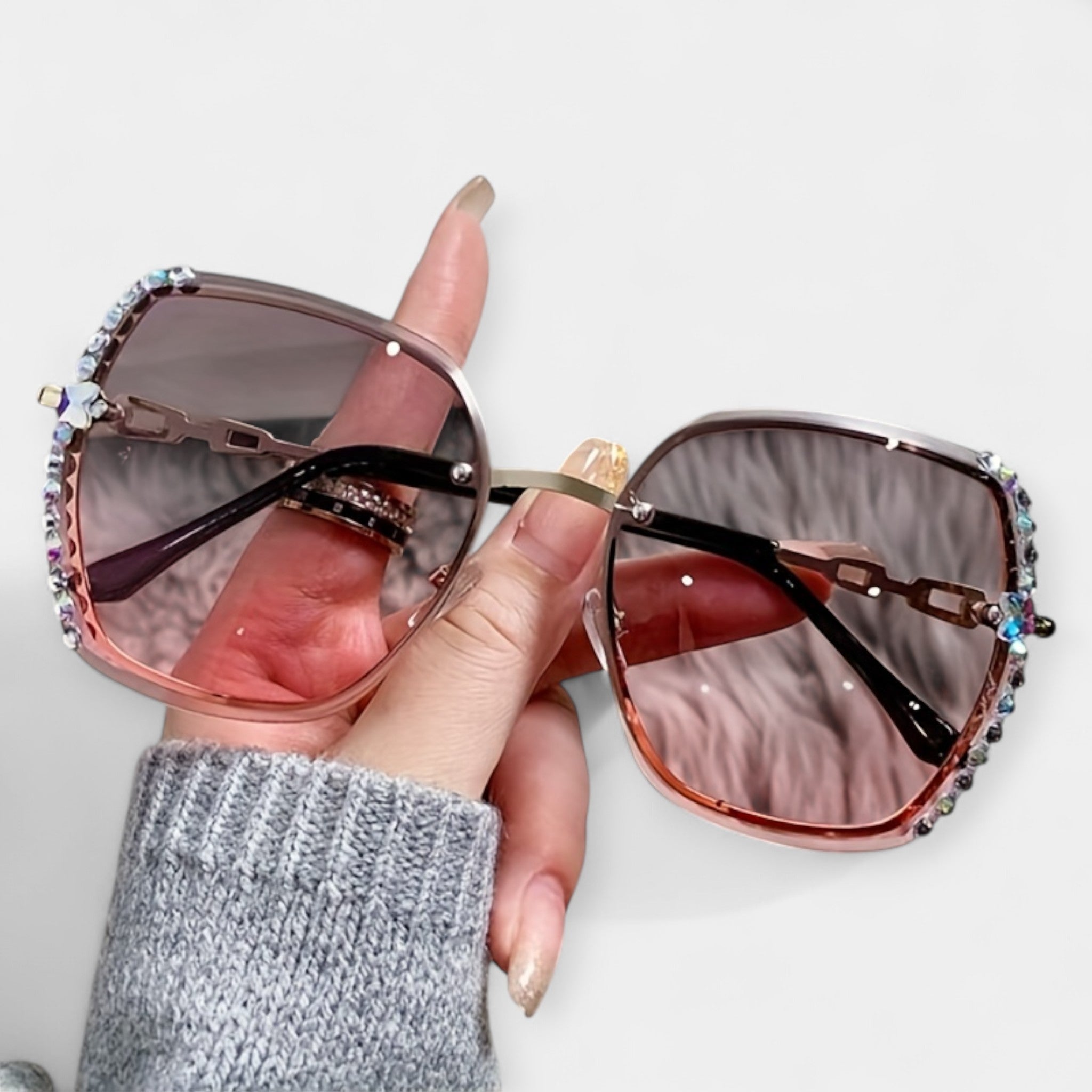 Gafas Modernas con Detalles Metálicos