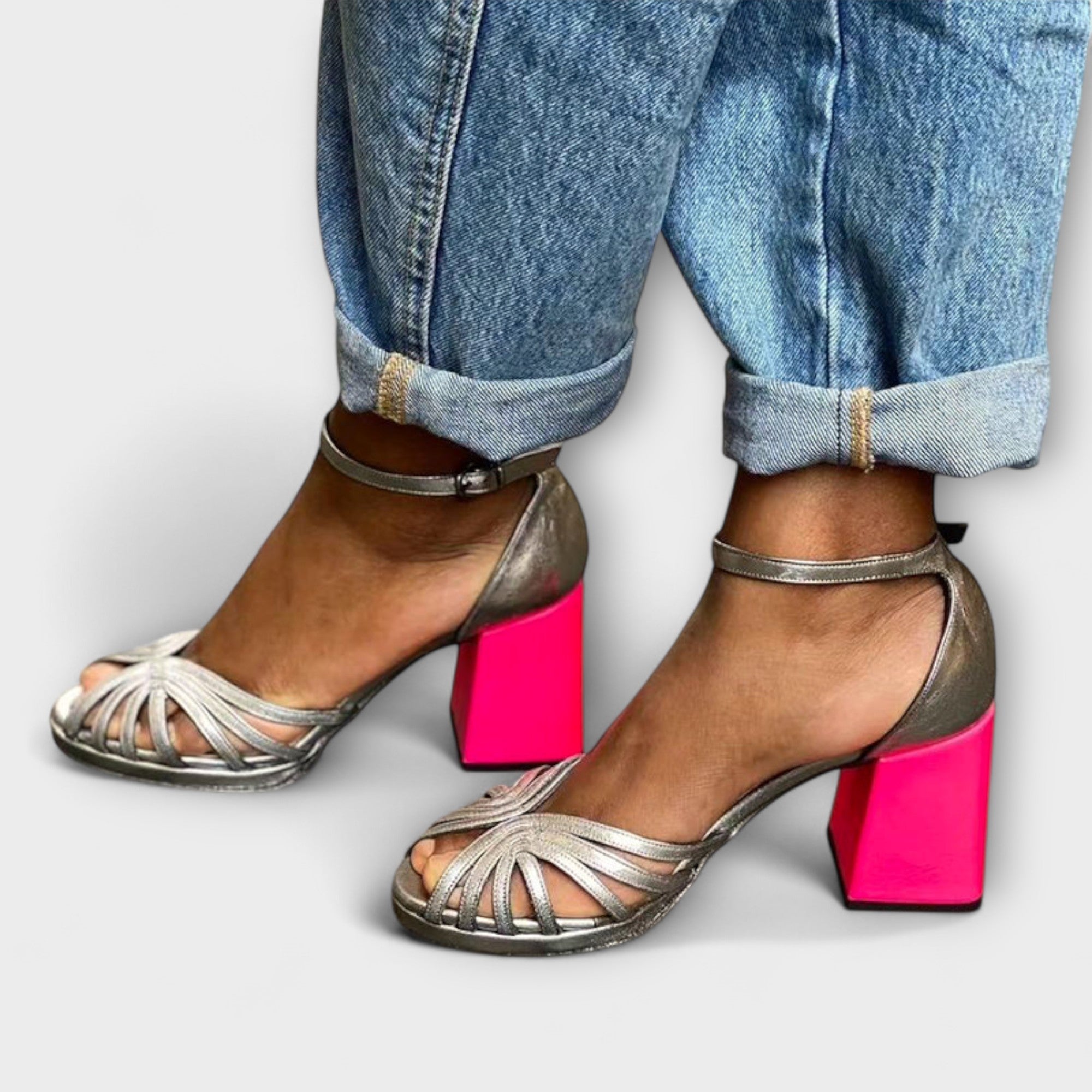 Sandalias Metalizadas con Tacón Fucsia