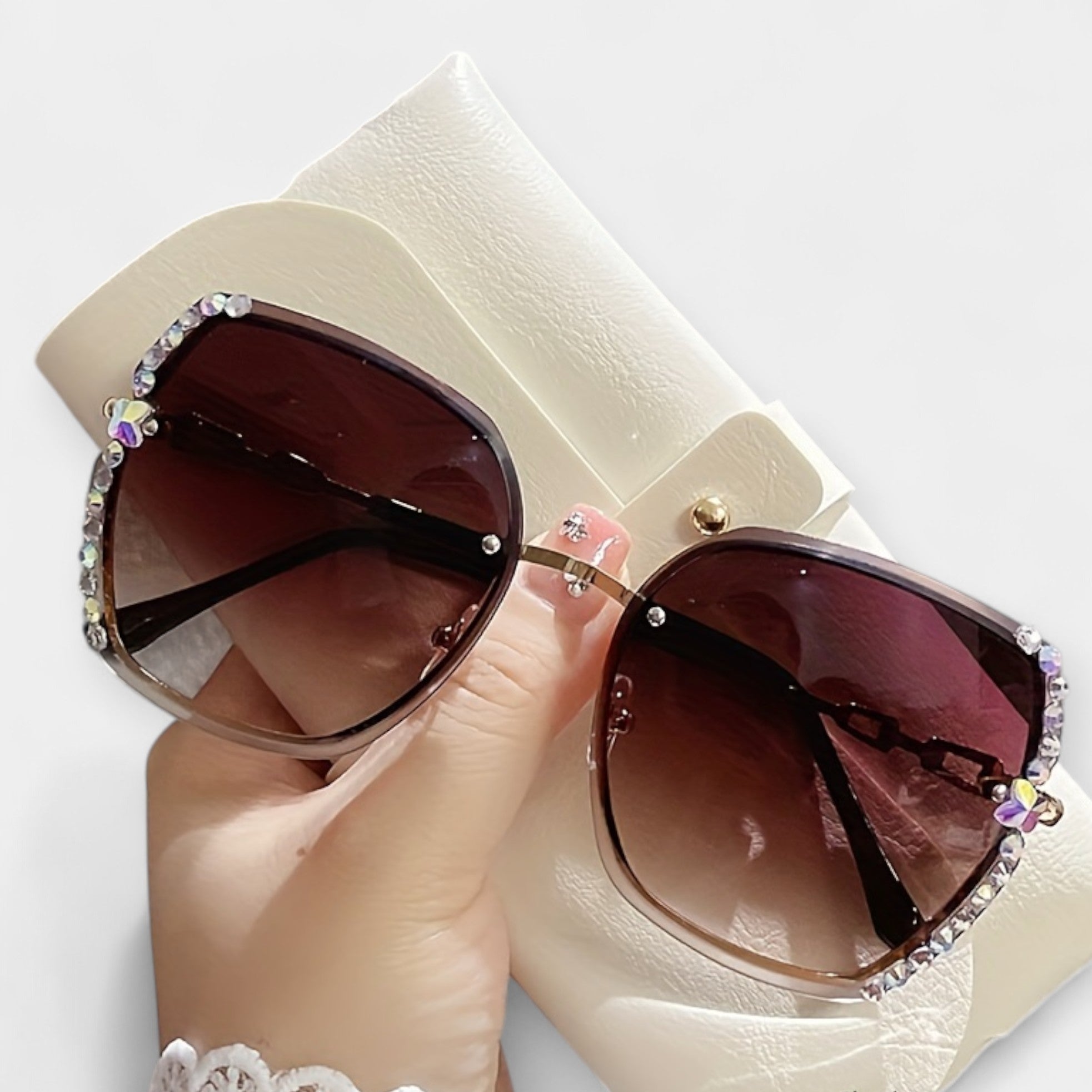 Gafas Modernas con Detalles Metálicos