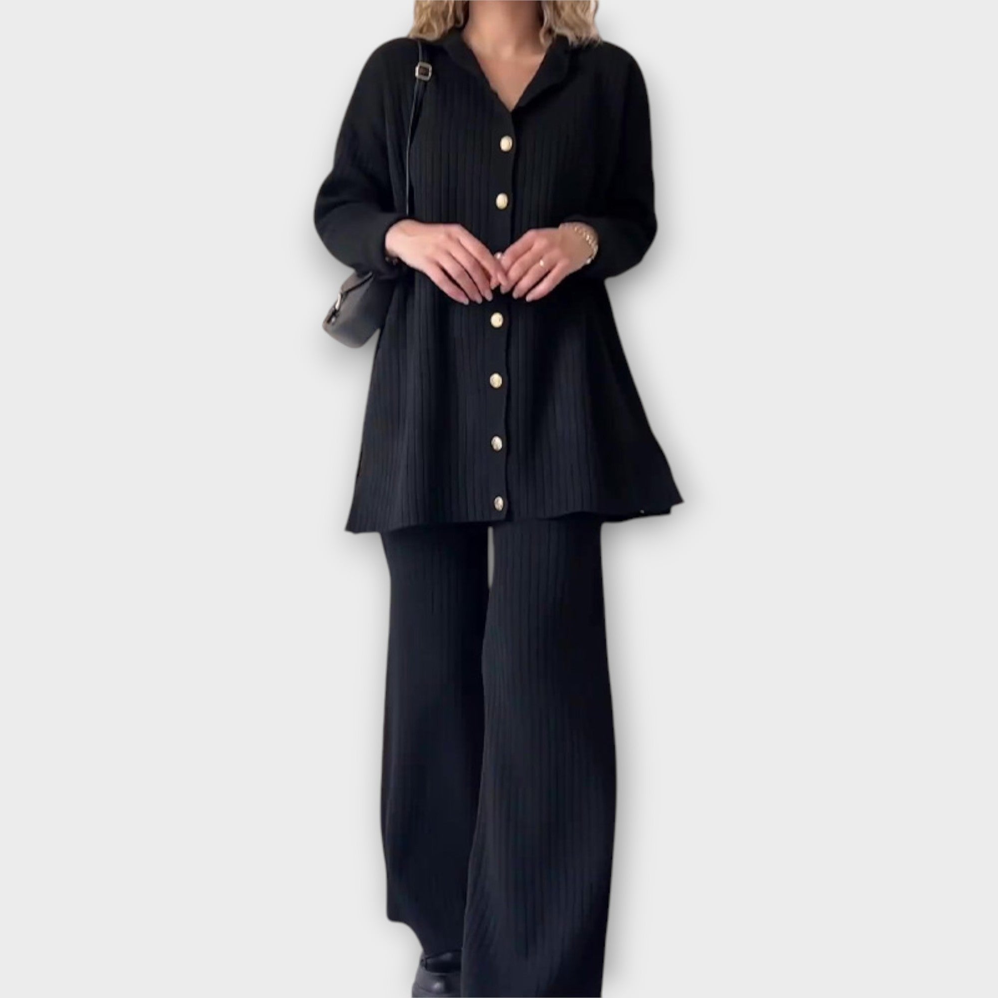 Conjunto con detalles en canalé y línea elegante