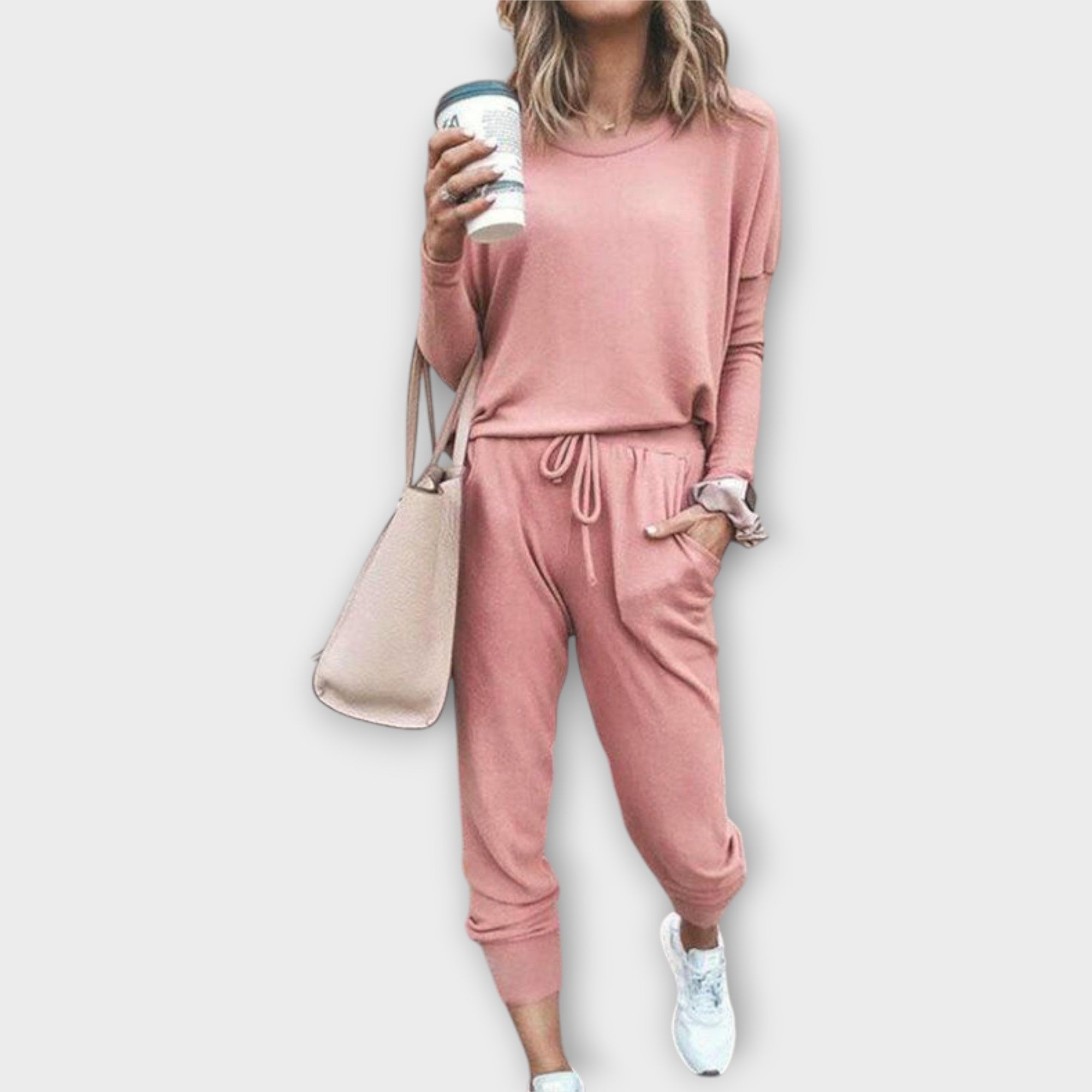 Conjunto de salón con ajuste relajado y estética minimalista