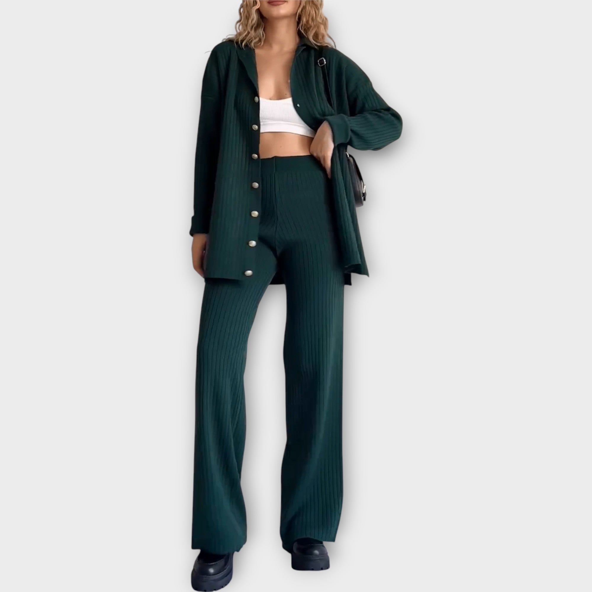 Conjunto con detalles en canalé y línea elegante