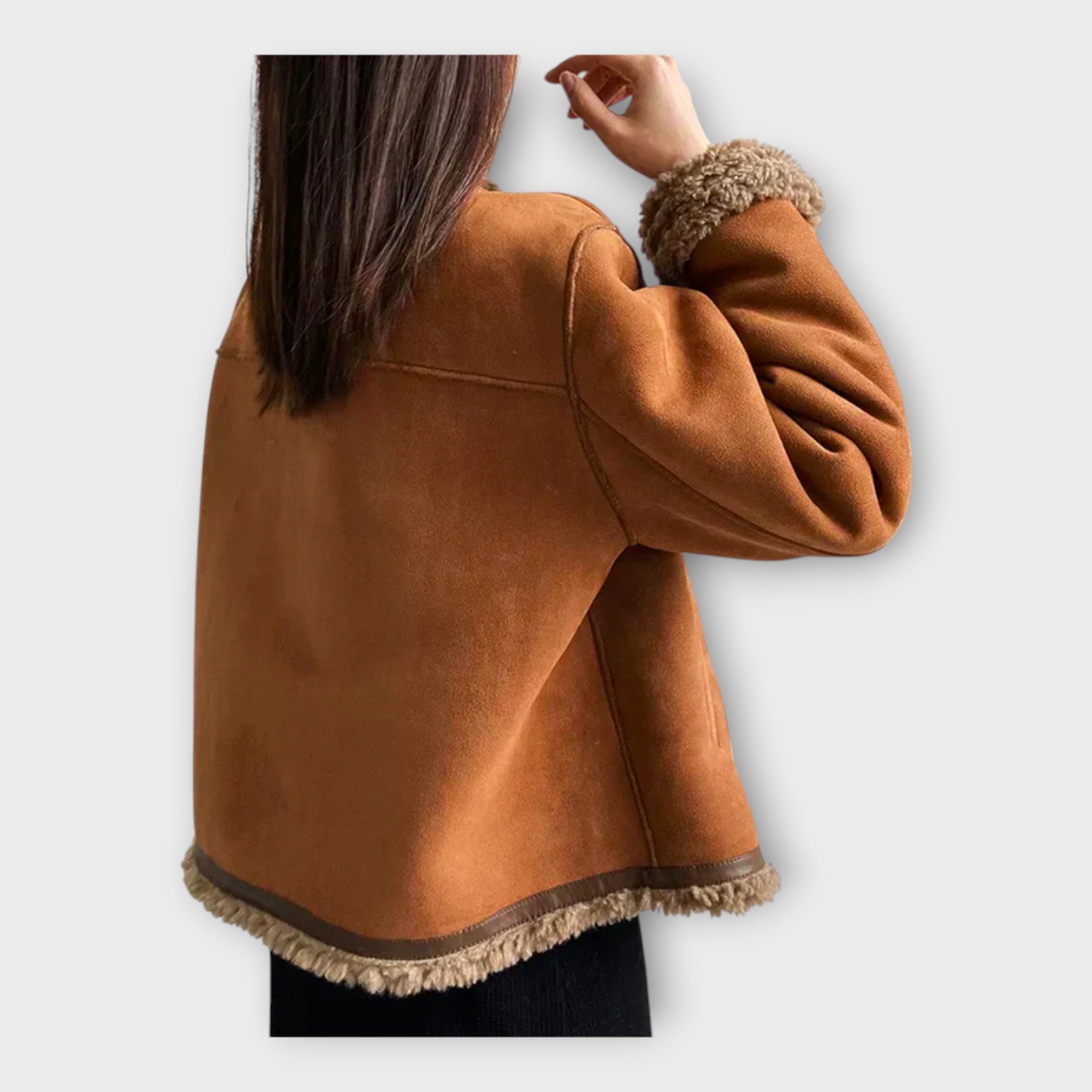 Elegante chaqueta de cuero con forro cálido y estilo atemporal.