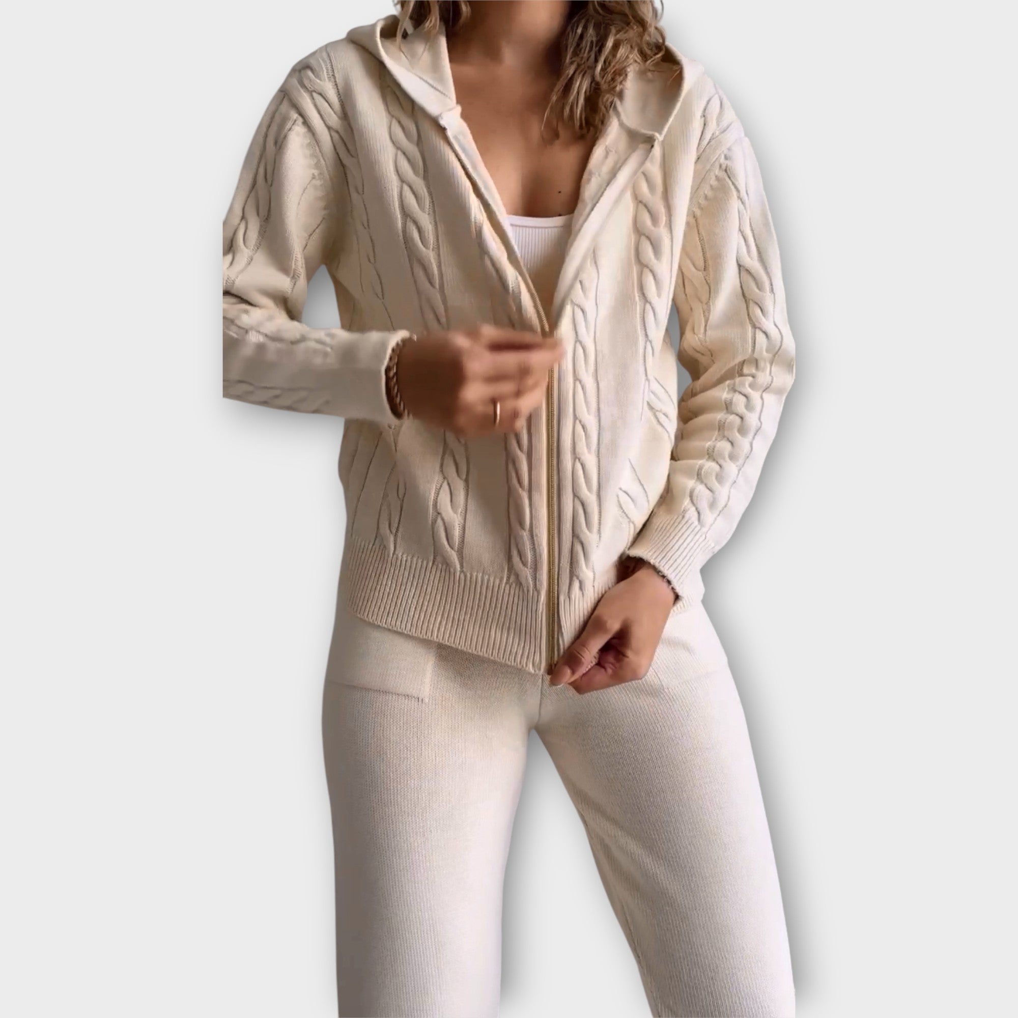 Conjunto de punto con capucha y chaqueta