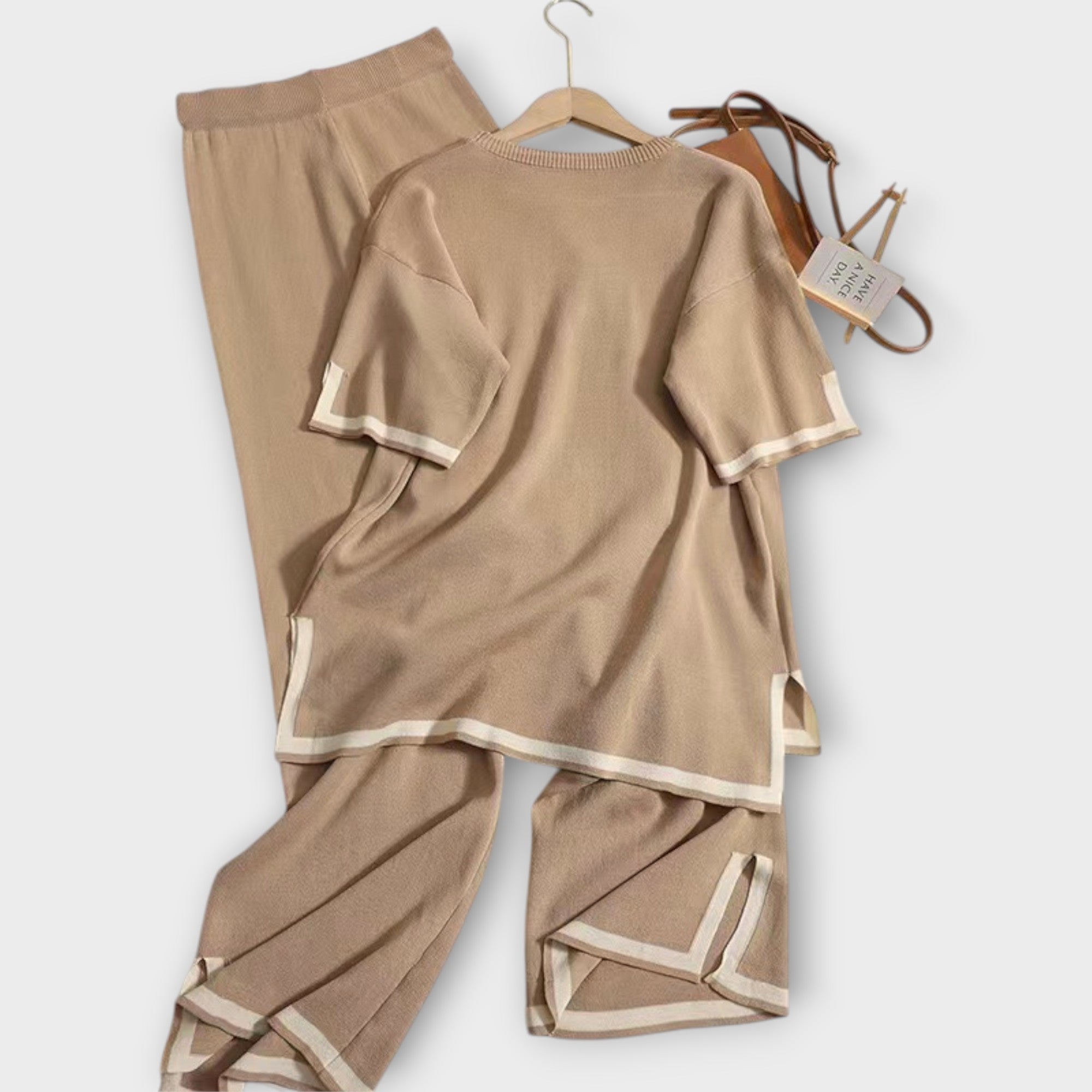 Conjunto de punto con mangas cortas y corte holgado