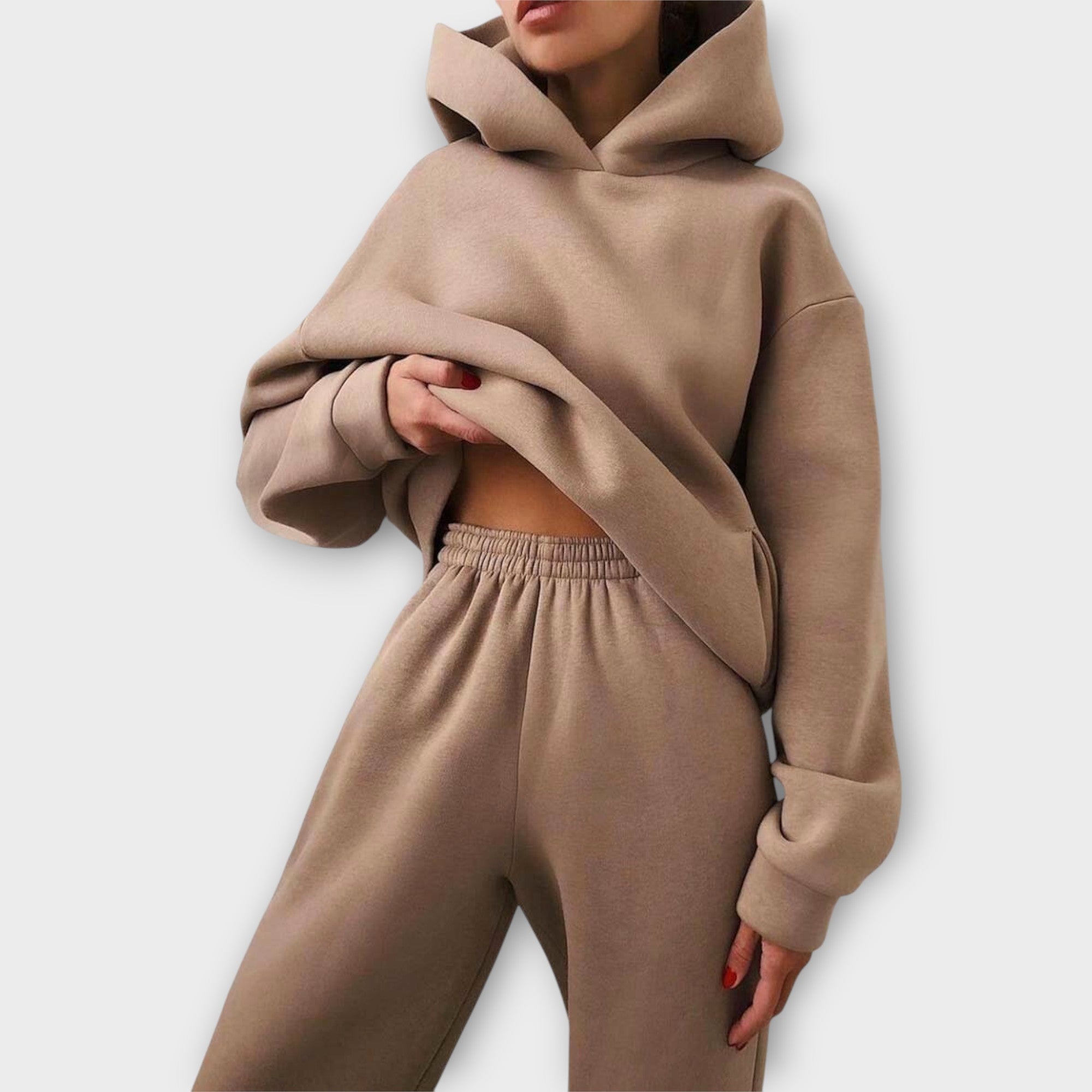 Conjunto con capucha y confort moderno