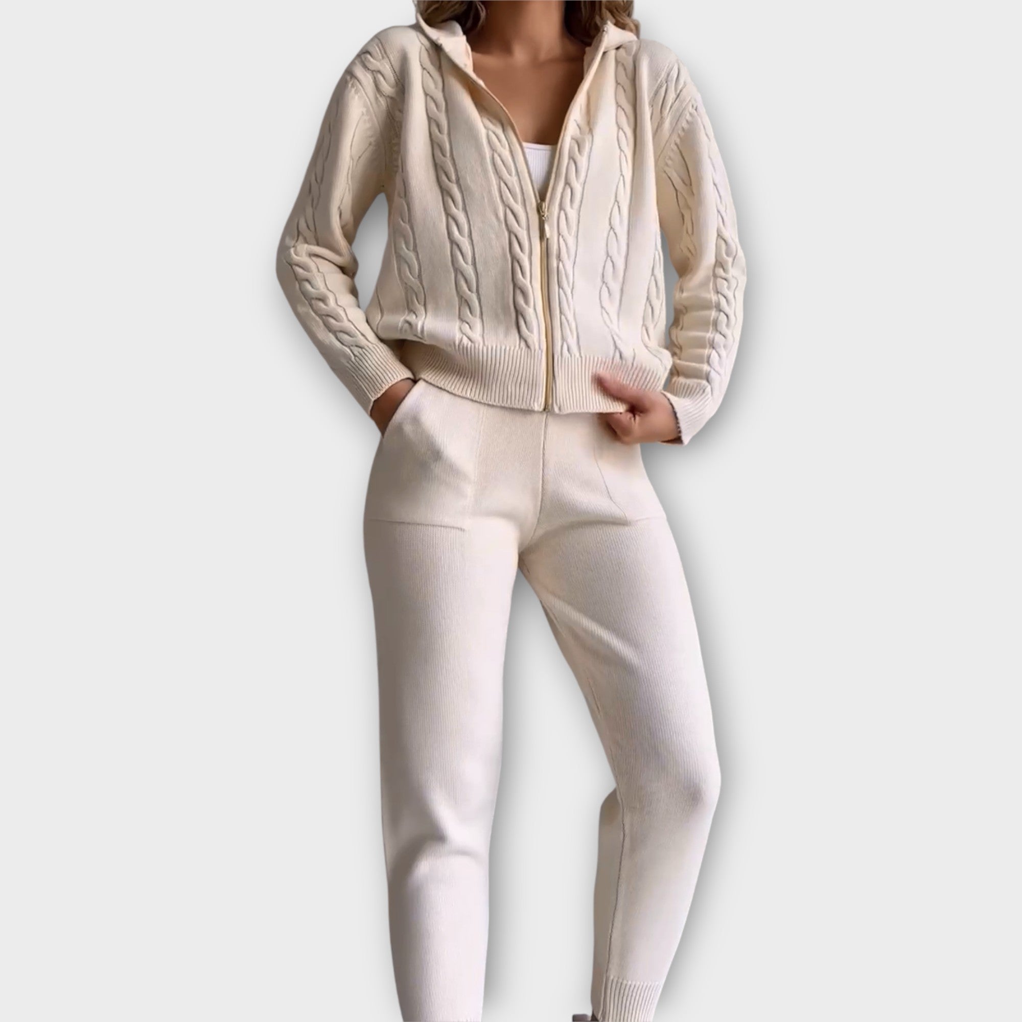 Conjunto de punto con capucha y chaqueta