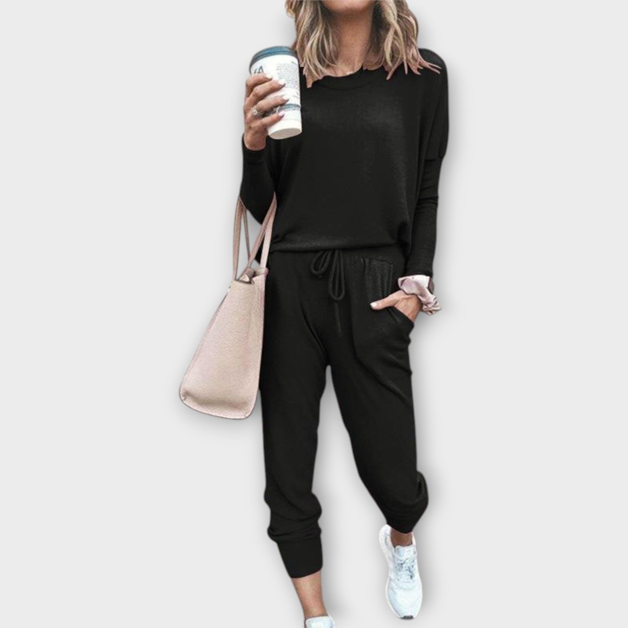 Conjunto de salón con ajuste relajado y estética minimalista