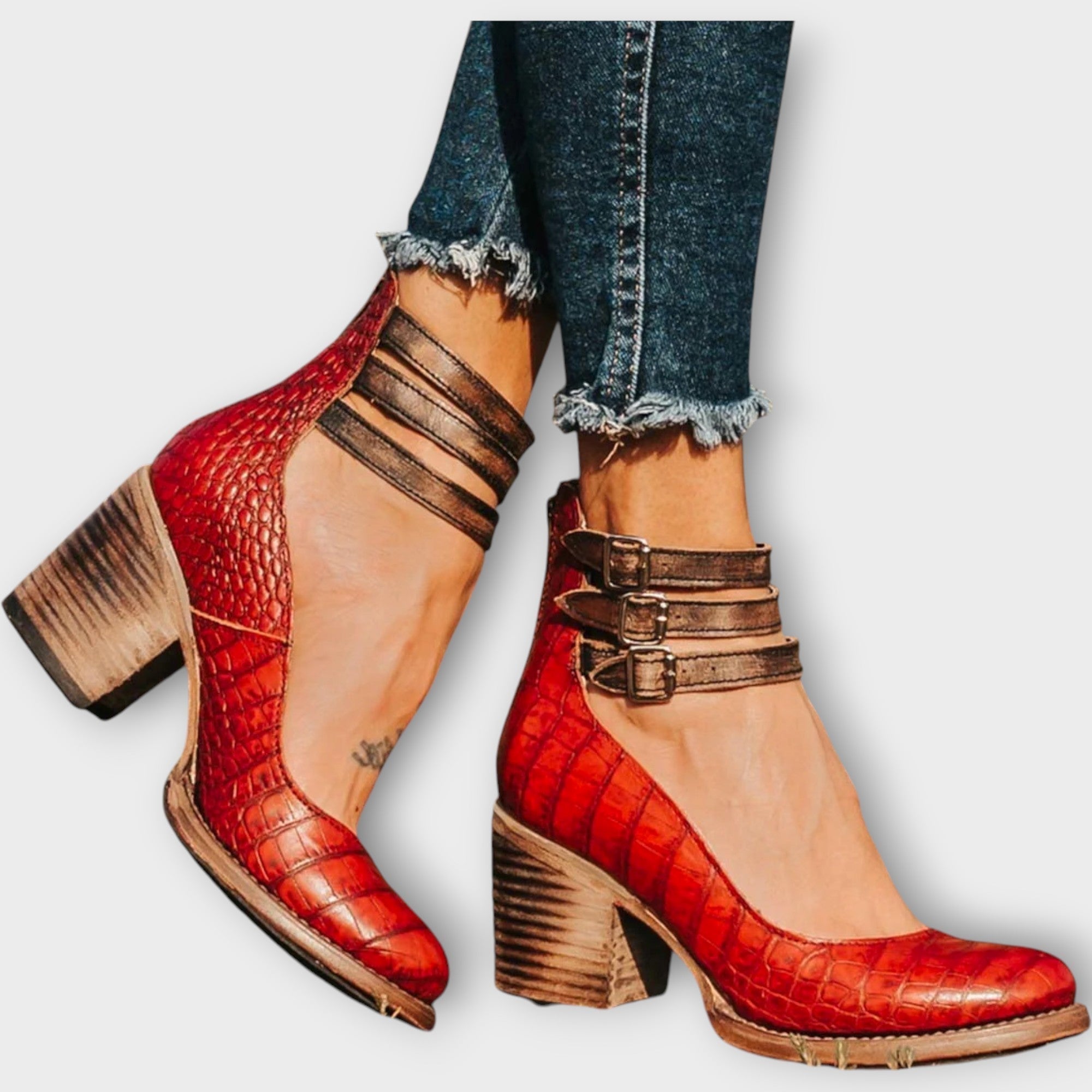 Zapatos con múltiples rayas y tacón grueso.