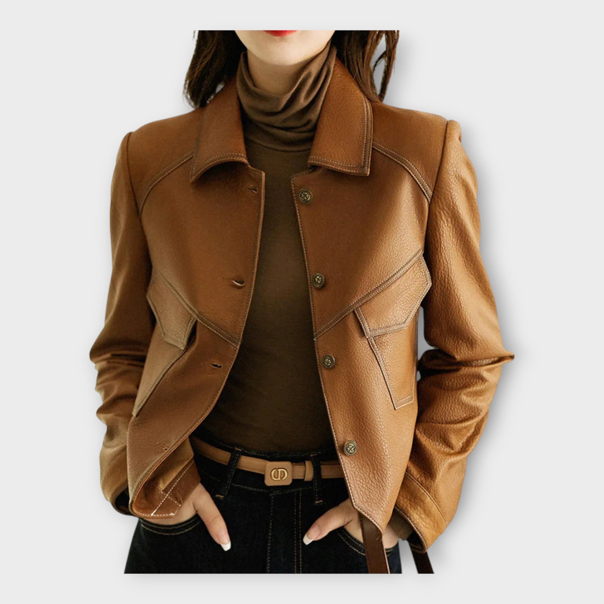Elegante chaqueta de cuero con diseño moderno y estética refinada.