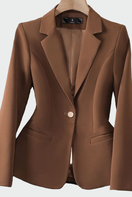 Chaqueta de línea moderna y elegante.